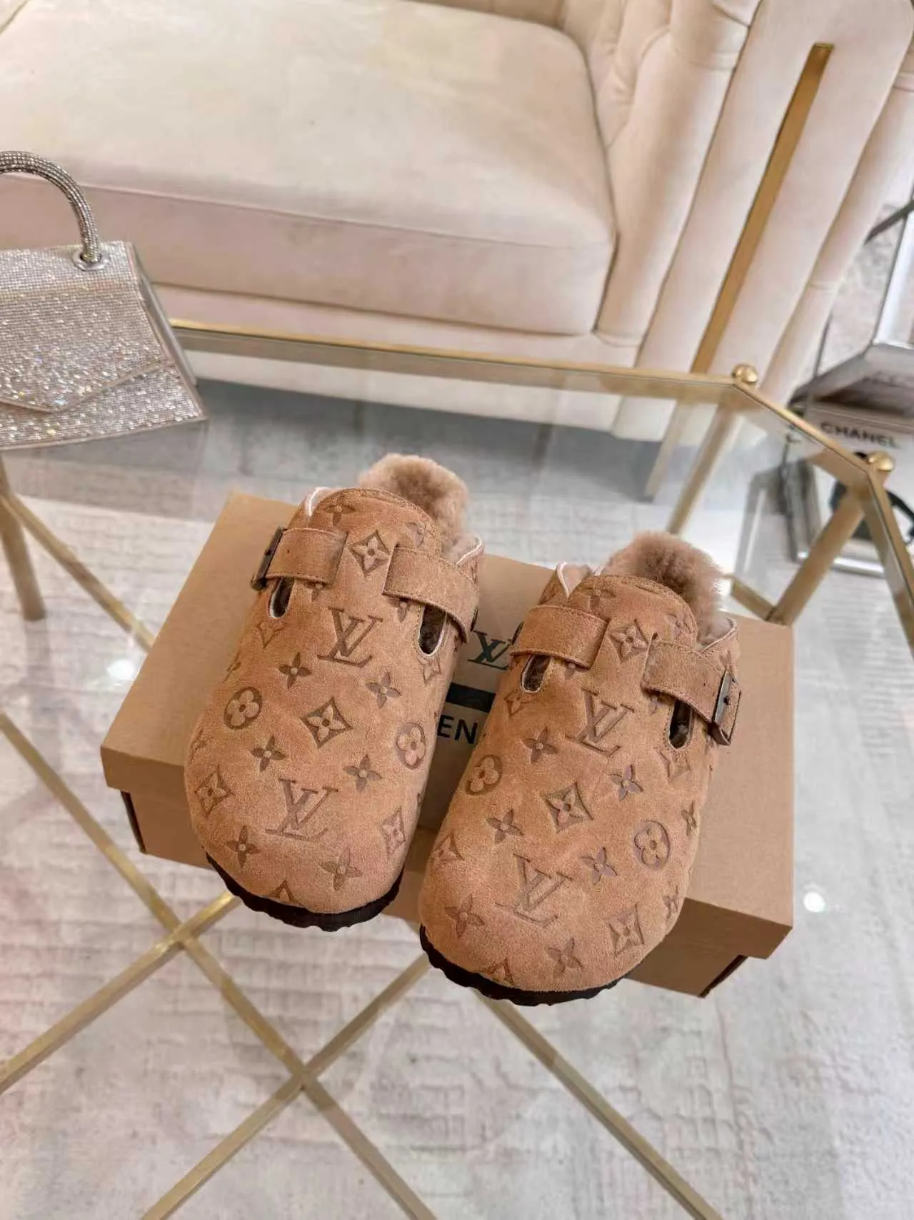 p600🐮🐮 LV wool slippers for couples｜Even the toes exude a sense of luxury ✨ For this pair of LV classic Birkenstock slippers, we have achieved the ultimate restoration of the "higher version", with the mark of luxury in every detail. 👫 ▫️ Original jacquard with delicate cowhide leather, retro texture is at your fingertips; ▫️ 100% pure wool lining, wearing barefoot is like stepping on clouds, skin-friendly, breathable and not sweaty; ▫️ Three-dimensional toe cap + non-slip rubber sole, safe and secure when walking in the wind. The belt buckle and presbyopia elements are embellished, revealing the aura of a big-name brand in a low-key manner. Whether it is on a date or out on the street, every step is like walking in the middle of a show. Pair it with jeans for a lazy and casual look; with a coat and skirt, it will look elegant. With one pair of shoes, you can easily switch between multiple styles, and you never have to be deliberate about the sense of luxury. #LVcouples #high-endwear #lightluxurylife #quality recommendation Fabric: classic presbyopia/imported sheepskin/classic jacquard fabric Lining: imported wool lining Sole: original rubber sole Size: Female 35-41 Male 38-46